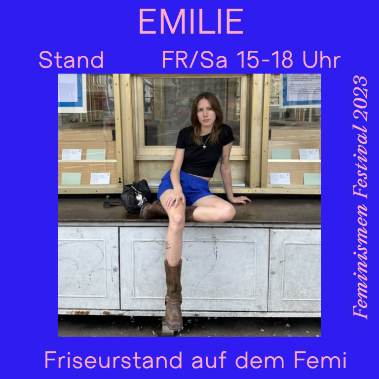 Der Hintergrund ist blau und in rosa Schrift stehen die Eckdaten zur Veranstaltung darauf. Emilie, Stand, Friseurstand auf dem Femi, Freitag und Samstag 15-18 Uhr, Feminismen Festival 2023. Weiter ist ein Bild von Emilie zu sehen.