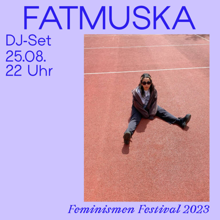 Der Hintergrund ist blau und in grüner Schrift stehen die Eckdaten zur Veranstaltung darauf. Fatmuska, DJ-Set, 25.08, 22 Uhr, Feminismen Fastival 2023. Weiter ist ein Bild von Fatma zu sehen, wie sie mit ausgestreckten Beinen auf einem Sportfeld sitzt.